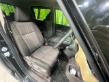 運転席まわりには十分なスペースがあり、大柄な方でもゆったり運転していただける環境です。