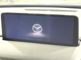 【10.25インチマツダコネクト】車内の雰囲気にマッチした大型ディスプレイ。スマホ接続でのナビ使用やBluetooth再生等、様々な機能が楽しめます。直感的なダイヤル操作が可能で、使い勝手も良好です。
