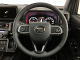 ステアリング右手側に安全運転支援機能のアダプティブクルーズコントロールをコントロールするスイッチ、左手側にオーディオ関連のコントロールスイッチを配置、視線を逸らすことなく運転に集中できます。