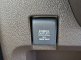 電源ソケットを備え、快適な車内環境をサポートします。
