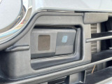 【スマートアシスト】走行中に前方の車両等を認識し、衝突しそうな時は警報とブレーキで衝突回避と被害軽減をアシスト。より安全にドライブをお楽しみいただけます。
