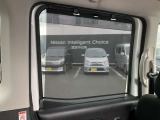 ▲サンシェード▲スライドドアの窓には左右ともロールサンシェードがついていますので窓からの日差しがまぶしい時にサッと引き出してお子様の安眠を守ります☆