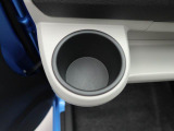 カップホルダーは運転席や助手席からちょうど手の届く位置です!!