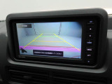 後退時に車両の後ろ側をモニター画面に表示します。車庫入れなどでバックする際に後方確認ができて便利です。車庫入れが苦手な人もこれで安心。