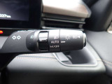 オートライト機能が装備されており暗い場所に入ると車両が検知しライトのON・OFFを自動的に切り替えてくれますので非常に便利な装備です♪