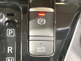 【電動パーキングブレーキ】パーキングブレーキは便利な電動式!ボタン一つで操作でき、アクセルを踏めば自動で解除されます♪レバーやペダルが無いので運転席廻りもすっきりしますね♪
