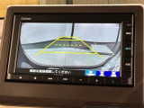 リバースギアに入れるだけで後方の表示へ切り替わります。夜間や雨の日の駐車も楽になりますよ。
