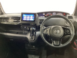 車内は光触媒抗菌消臭施工済です。スタイリッシュなデザインでスポーティなインパネ周りを演出します。グローブボックスやカップホルダーのほかにトレーなどたくさんの収納スペースが付いています。