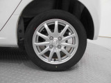 純正アルミホイールです。足元が引き立つので、車全体のイメージがアップしますよ!