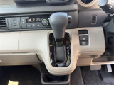 オートエアコン装着車で車内はいつも快適です。