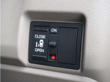 ◆片側電動スライドドア◆狭い駐車場でも乗り降りが楽々♪お子様が隣の車にドアを当ててしまう心配もございません!小さなお子様連れの方もこれで安心。