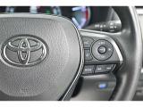 アダプティブクルーズコントロール機能付きです。走行中に先行車の様子を検知しながら、設定した車速の範囲内で先行車との距離のキープを支援します。詳細は販売店スタッフまでおたずねください。