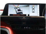 パノラミックビューモニター装備!サイドクリアランスビュー/コーナリングビュー・車両に取り付けたフロント、サイド、バックカメラの映像を合成して画面上に表示させ、車両をうしろ上空から見たような映像を表示。
