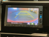 リバースギアに入れるだけで後方の表示へ切り替わります。夜間や雨の日の駐車も楽になりますよ。