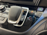 インパネシフトだから視線の移動も少なく足元もスッキリ♪運転席もゆったりしているのでゆとりを持ってドライブできますね!