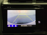 バックでの車庫入れも安心です! リアカメラが付いているバックモニター付のナビを装備しております。操作線もついており距離感も画面から確認できます。
