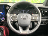 インテリアに合わせたデザインのステアリングは、運転される方のことも考え、運転しやすい形状、大きさです。是非一度、実際に触ってお確かめください。