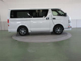 運転席側にもスライドドアがつく、5ドアです。リヤのプライバシーガラスが乗員や荷物を保護します。