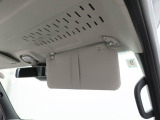 運転席サンバイザー。伝票などが挟み込めます。