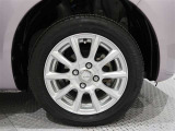 アルミホイールを装備、タイヤサイズは165/65R14です。