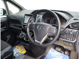 お車選びをお楽しみ頂けるよう、在庫車の展示スペースを十分に確保しております。