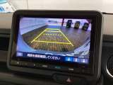 リバースギアに入れるだけで後方の表示へ切り替わります。夜間や雨の日の駐車も楽になりますよ。