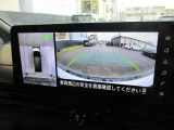 自車を真上から見下ろすように映し出すので周囲の状況が分かるアラウンドビューモニター搭載。フロントカメラとしても使用できます。車庫入れなど苦手な人の頼りになる助っ人です。