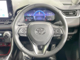 インテリアに合わせたデザインのステアリングは、運転される方のことも考え、運転しやすい形状、大きさです。是非一度、実際に触ってお確かめください。