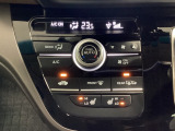 セレクトレバーの左側にプラズマクラスター付き・オートエアコンがついてますので簡単操作で快適に過ごせます。シートヒータースイッチ内蔵で前席の左右別々に温度設定ができます。