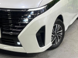 【LEDヘッドライト】悪天候や夜間走行時も良好な視界を確保し安心して運転できる高輝度LEDヘッドライトを装備!点灯速度が早く、消費電力も抑えられています。