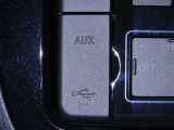 AUX、USB端子を装備しております。