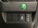 Hondaセンシング用の、VSA(ABS+TCS+横滑り抑制)解除と路外逸脱抑制機能のオンオフスイッチなどはハンドルの右側に装備しています。燃費に役立つECONボタンもここです。