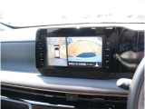アラウンドビューモニター搭載!9インチ大型ナビモニターに、真上から見下ろしているかのような映像を見ながら安全に駐車できます。さらに人や自転車など周囲に動くものがあると表示とブザーでお知らせします。
