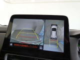 パノラミックビューモニター付きです。車両を上から見たような映像を画面に表示。運転席からの目視だけでは見にくい、車両周辺の状況をリアルタイムでしっかり確認できます。