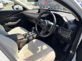 マツダ車のシートは人間工学に基づき設計されています。人の骨盤を支える様にシート内部の素材を研究し開発されていますのでロングドライブでも疲労を感じにくいのが特徴です☆