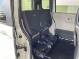 後部座席の座面を跳ね上げて固定すると、背の高い荷物を積むときにとても便利です♪