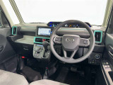 運転席まわりです。 各操作スイッチは使いやすい位置に配置されてます。