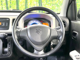 インテリアに合わせたデザインのステアリングは、運転される方のことも考え、運転しやすい形状、大きさです。是非一度、実際に触ってお確かめください。