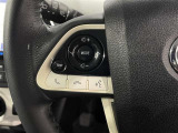 ステアリングスイッチ付きで、運転中に視線を前に向けたまま操作できます。
