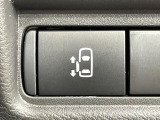 【パワースライドドア】スマートキーや運転席のスイッチでスライドドアの開閉が可能♪電動だから力を入れてドアを開ける必要が無く、小さいお子様でも、重い荷物を持っている時もラクに開け閉めできます♪