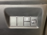 ハンドルの右側にはヘッドライトレベライザーとVSA(ABS+TCS+横滑り抑制)の解除スイッチがついています。ヘッドライトレベライザーは道路状況や積荷の加重に応じてライトの高さを調節できます。