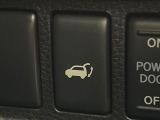 【パワーバックドア】スマートキーや運転席のボタンを押すだけでリアゲートが自動で開閉します!荷物を持っている時や、高い位置にあるバックドアを閉める際に便利な機能です♪