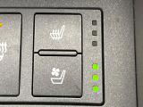 【シートベンチレーション】夏場は涼しい風でお尻や背中の熱やムレを防ぎ、冬はエアコンよりも早く温まってポカポカに!季節を問わず快適に過ごせます。