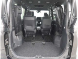 【トランクルーム】荷室の広さも十分です!シートアレンジでシートを畳めば長い荷物だって積めますね。シートアレンジの操作方法など、お気軽にご相談下さい。