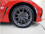 215/40R18タイヤと18インチアルミホイール(マットダークグレーメタリック)。足元を精悍に引き締め、BRZの走りをさらに際立たせます。