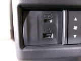 便利な充電用USBジャックも付いています。