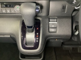 CVT車のセレクトレバーです。低速から高速まで、変速ショックのないスムーズな走りと、エンジン効率のよい領域を維持して燃費にも貢献します。サイドブレーキはスイッチ操作の電子制御パーキングブレーキです。