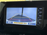 リバースギアに入れるだけで後方の表示へ切り替わります。夜間や雨の日の駐車も楽になりますよ。
