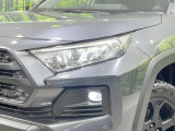 【LEDヘッドライト】悪天候や夜間走行時も良好な視界を確保し安心して運転できる高輝度LEDヘッドライトを装備!点灯速度が早く、消費電力も抑えられています。