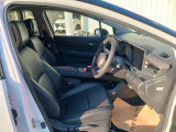 運転席側から観たフロントシートのイメージです。